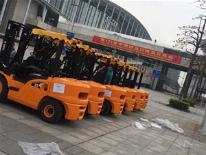 買叉車關(guān)注的不僅是價格，而是！你要知道不同價格叉車的區(qū)別